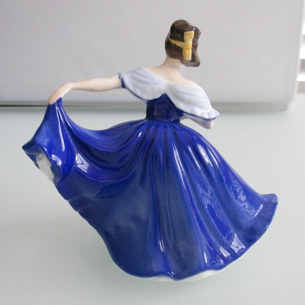 Royal Doulton "Elaine" HN3214 Collectible Figurine (1979) - Picture 4 of 8